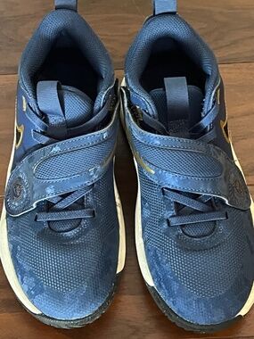 Nike Team Hustle D 11 Big Kids' Basketball Shoes (3.5Y)